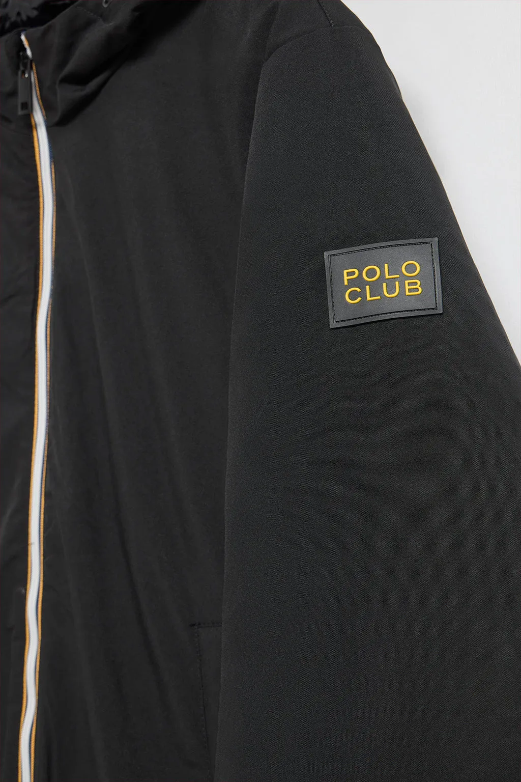 Abrigo negro acolchado con capucha y parche bicolor Polo Club