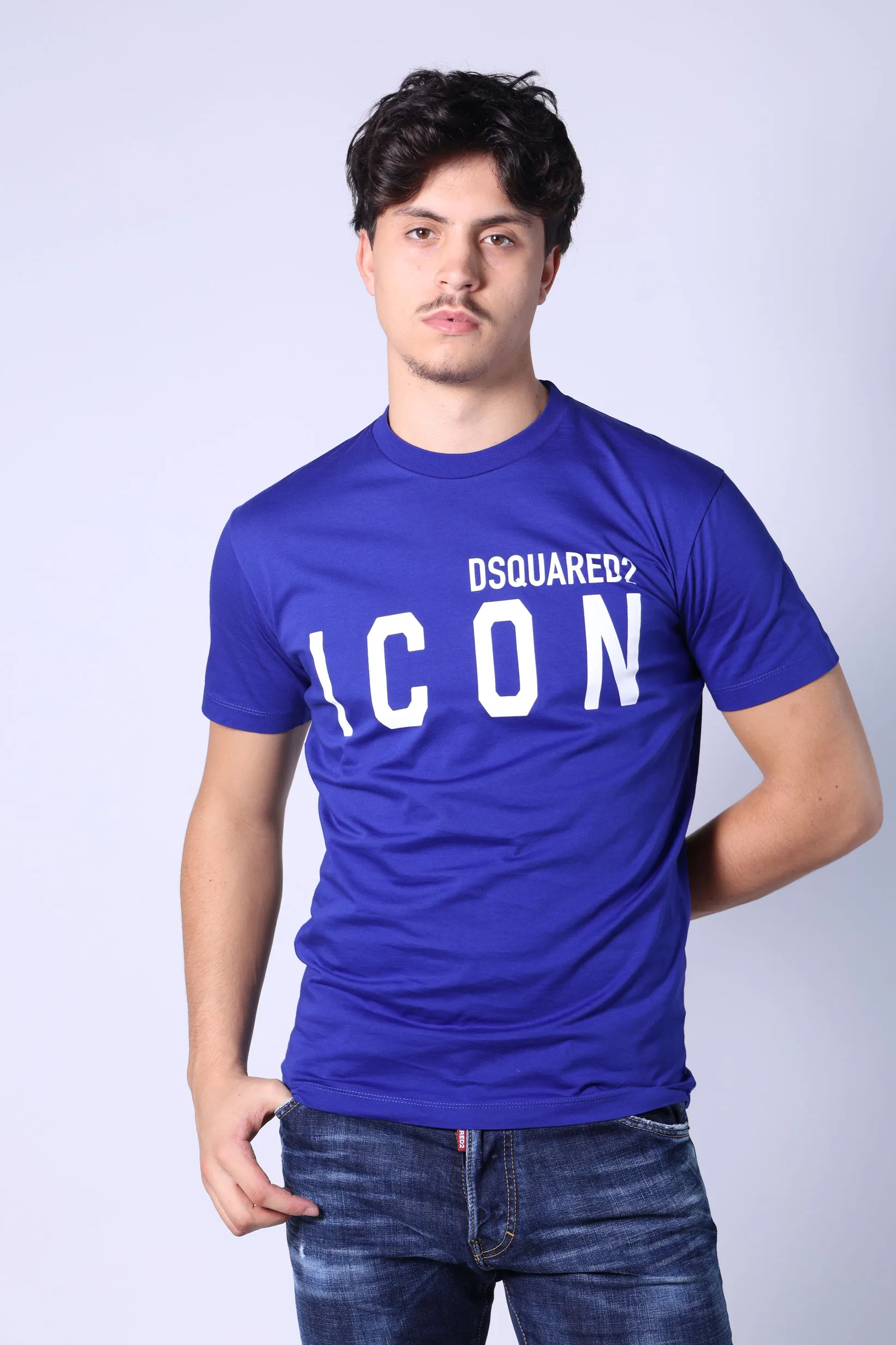 Camiseta azul electrico con maxilogo 