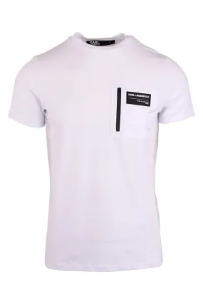 Camiseta blanca con bolsillo con cremallera y logo blanco en parche