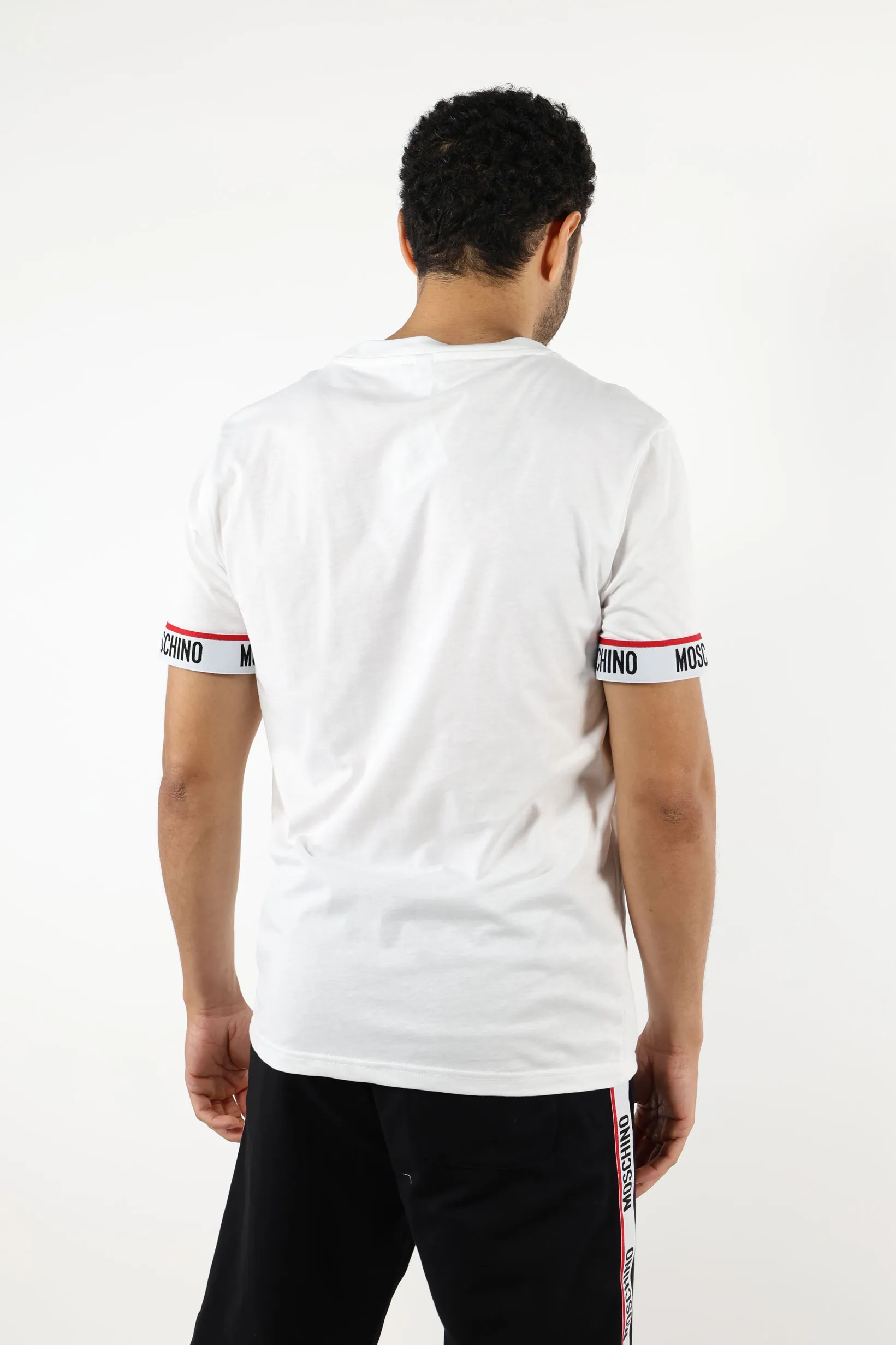 Camiseta blanca con logo blanco en mangas