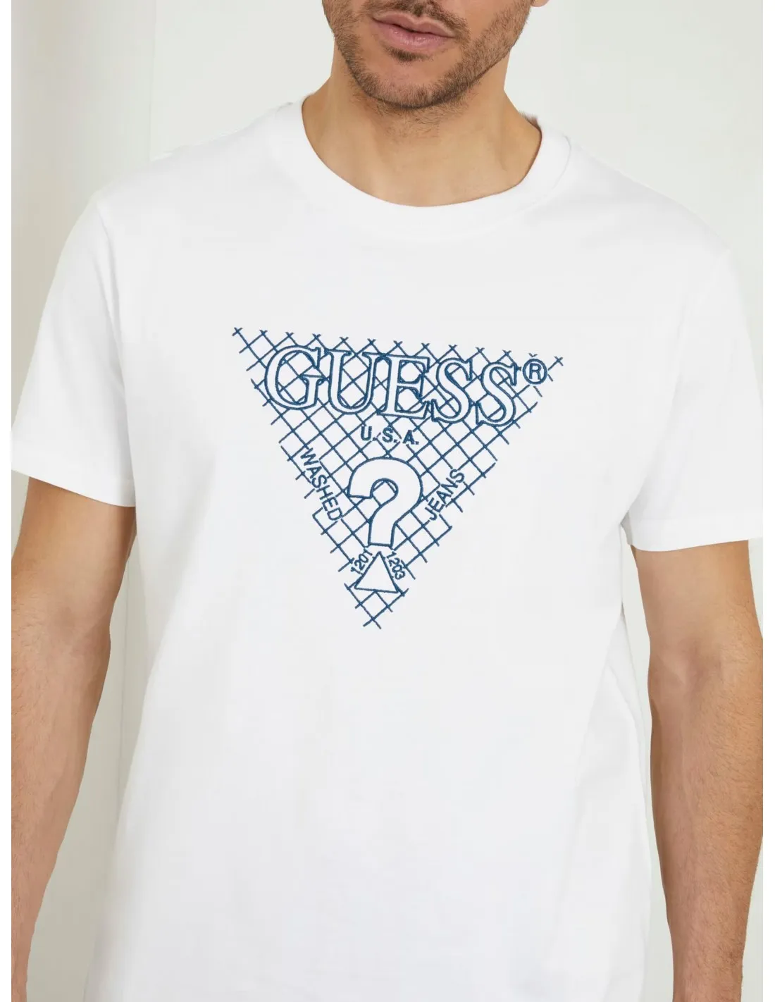 Camiseta con logotipo triángulo bordado de Guess