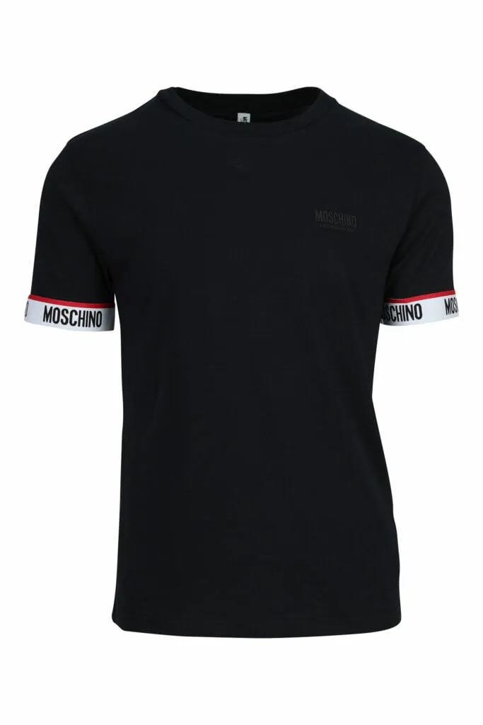 Camiseta negra con logo blanco en mangas