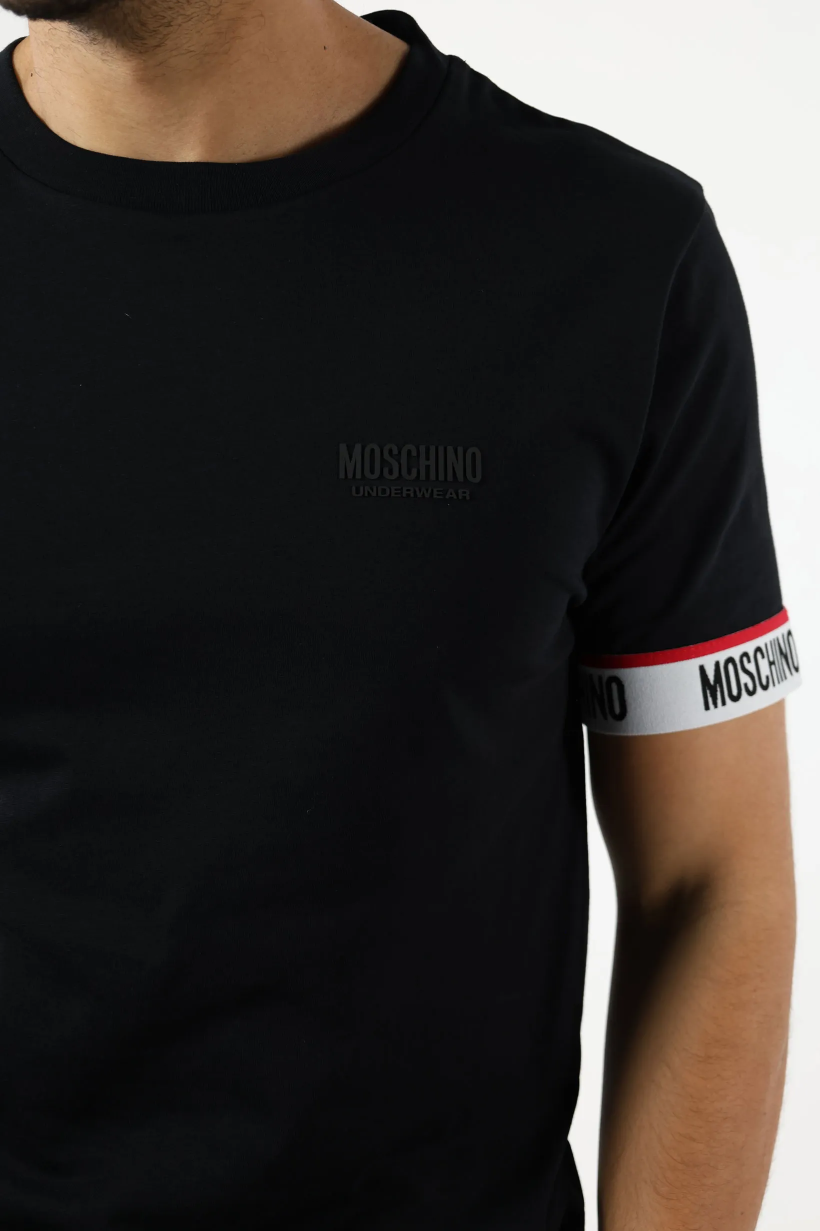 Camiseta negra con logo blanco en mangas