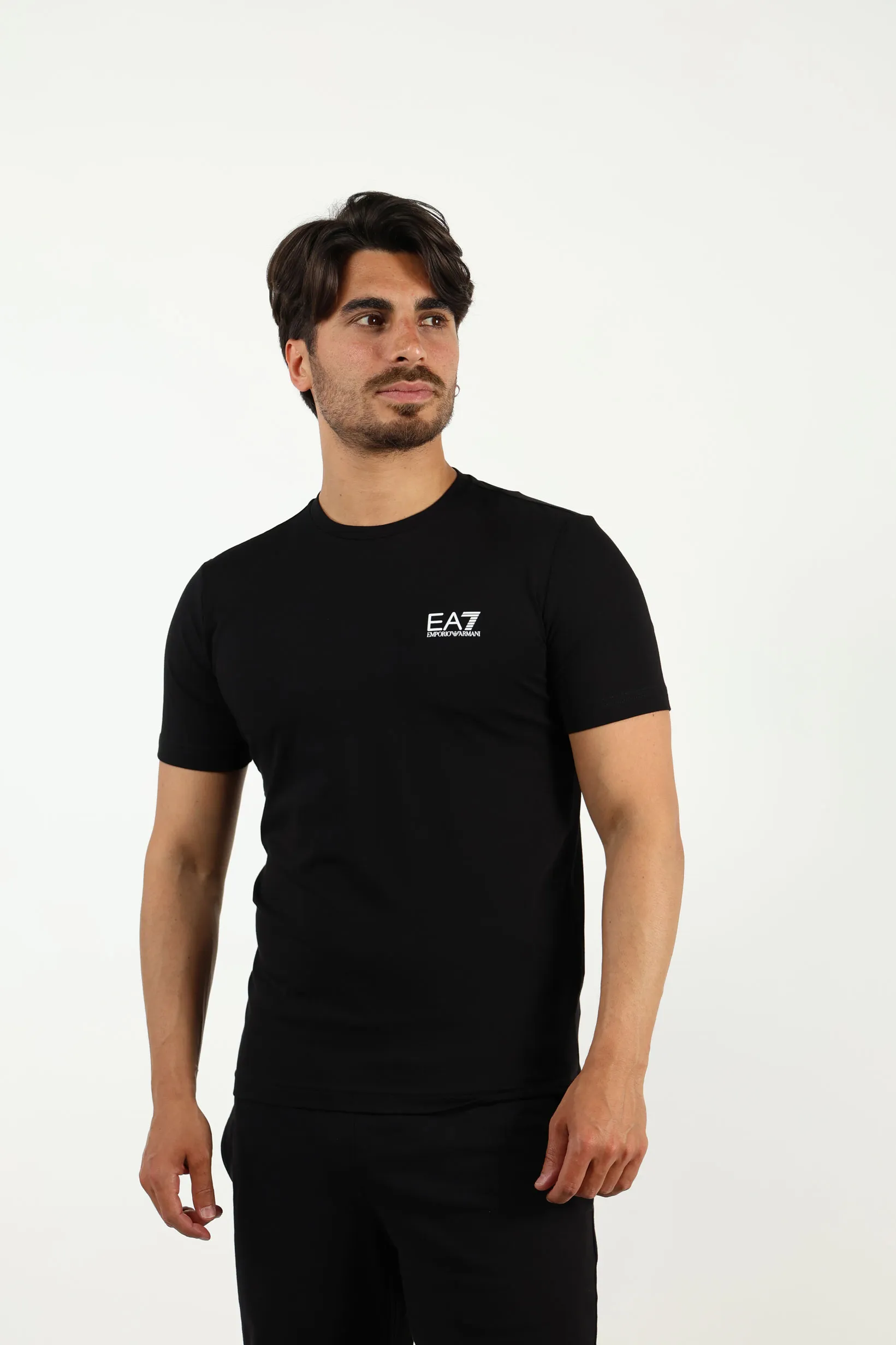 Camiseta negra con minilogo degradé 