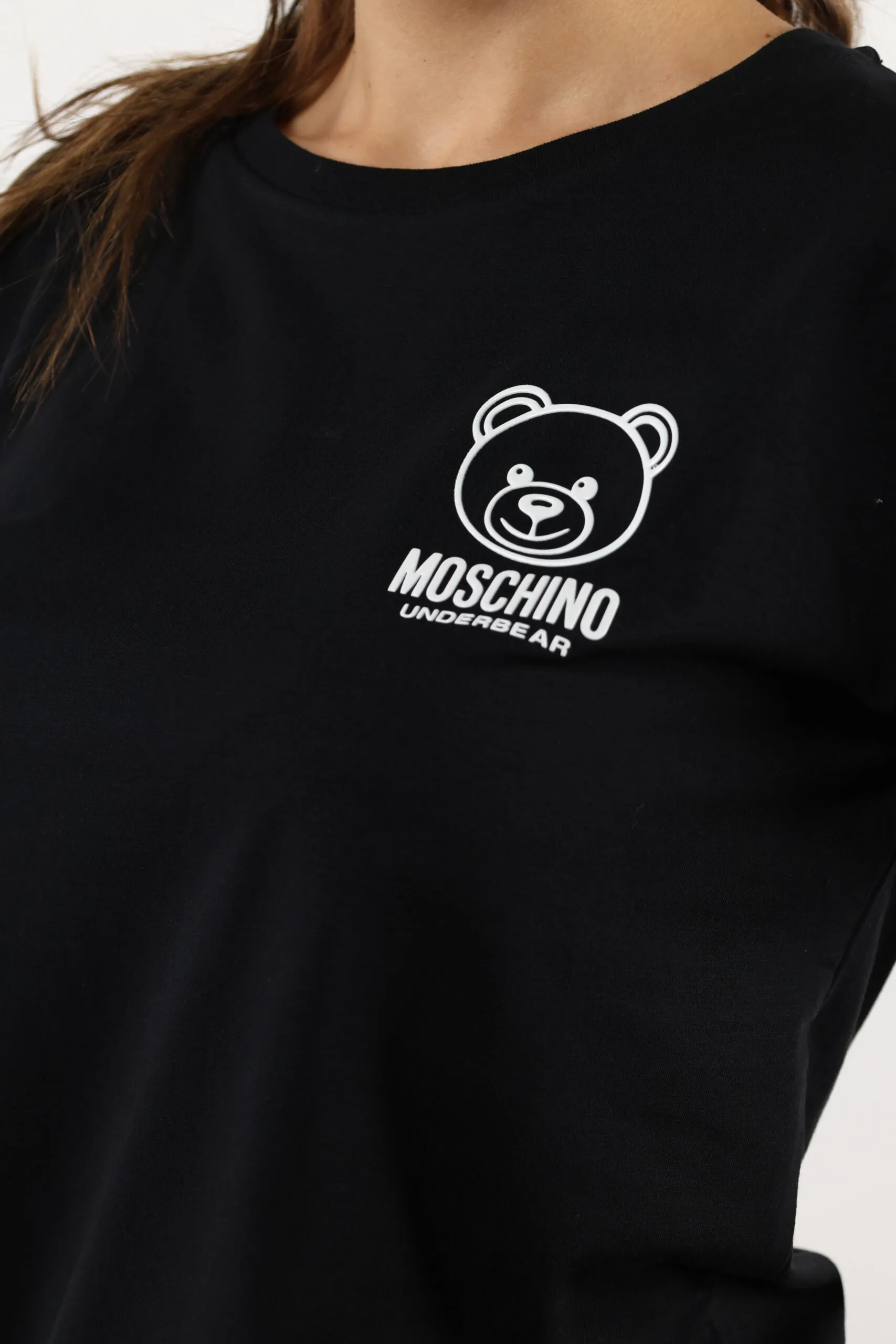 Camiseta negra con minilogo oso blanco