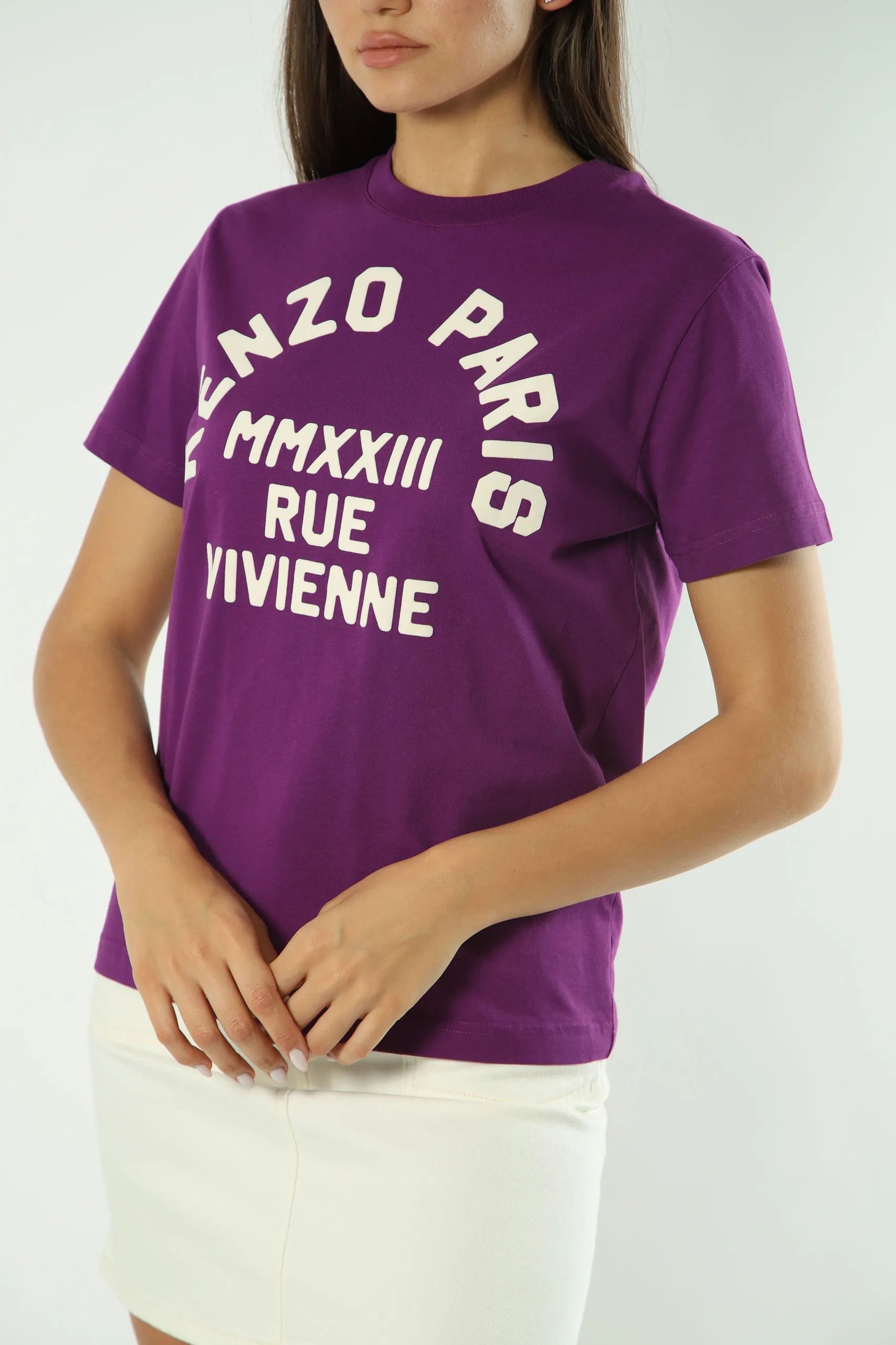 Camiseta violeta con maxilogo 