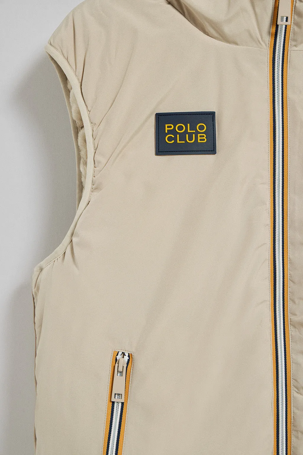 Chaleco beige ligero con capucha fija y detalles Polo Club