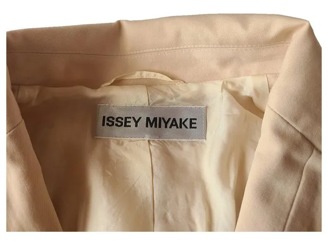 Chaqueta estilo americana con adornos de Issey Miyake Beige 