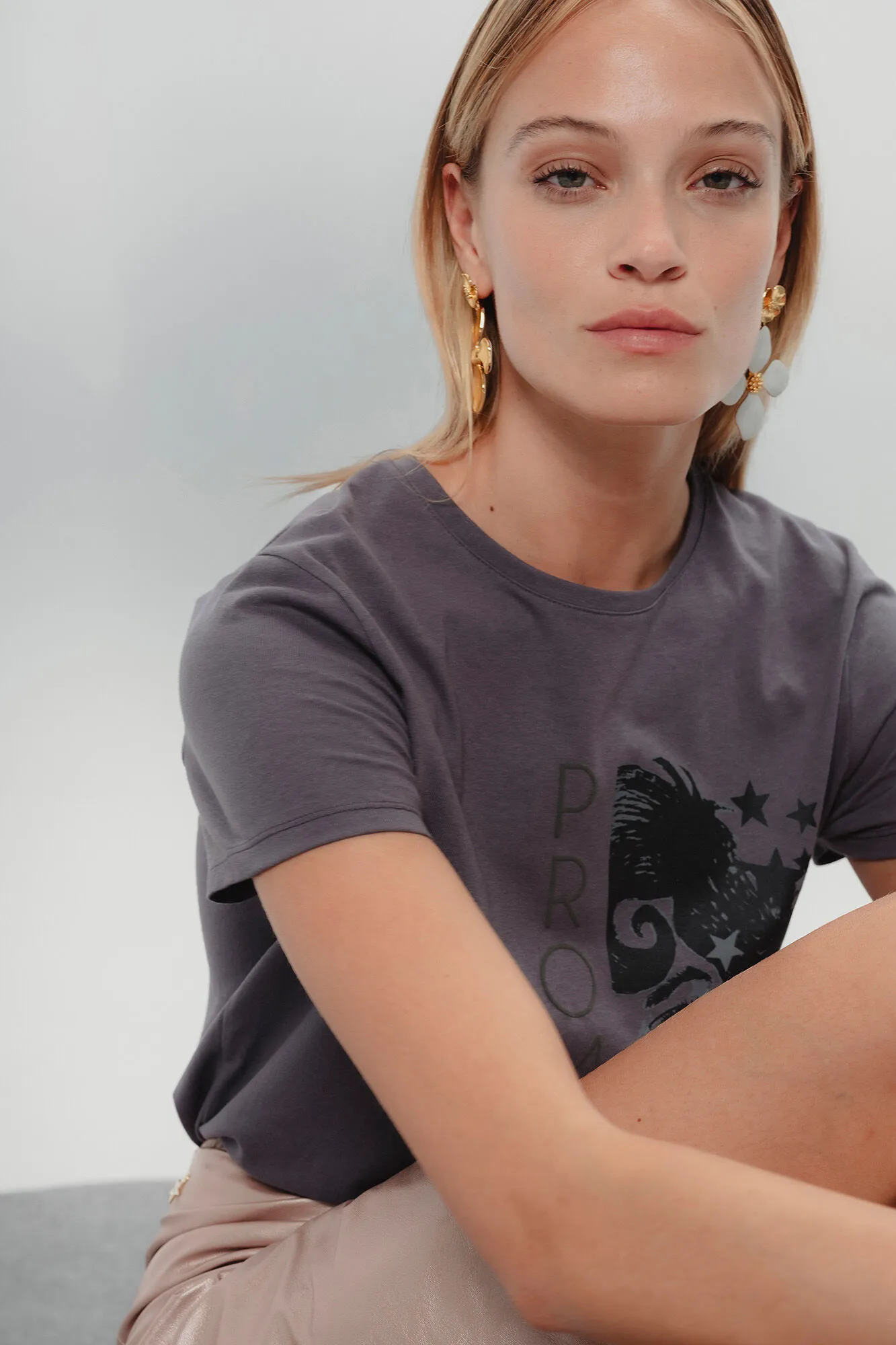 Dolores Promesas Camiseta Gris Ilustrada Promesas