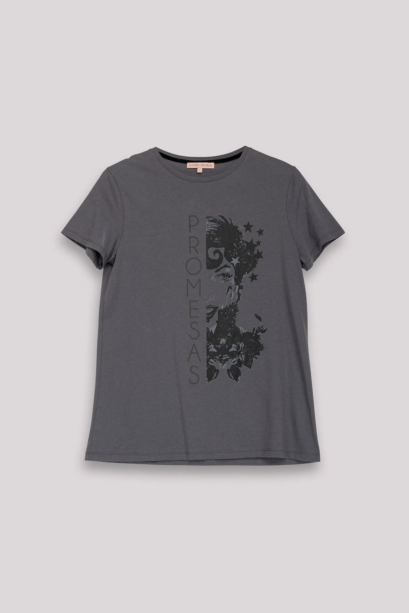 Dolores Promesas Camiseta Gris Ilustrada Promesas