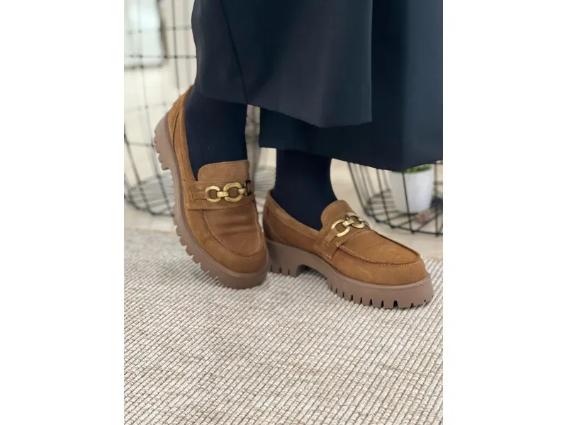 MOCASÍN DE PIEL CON CADENA VENEZA CALZADOS GAYOSO EN COLOR CAMEL O NEGRO