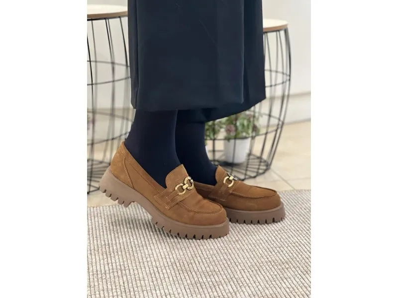 MOCASÍN DE PIEL CON CADENA VENEZA CALZADOS GAYOSO EN COLOR CAMEL O NEGRO