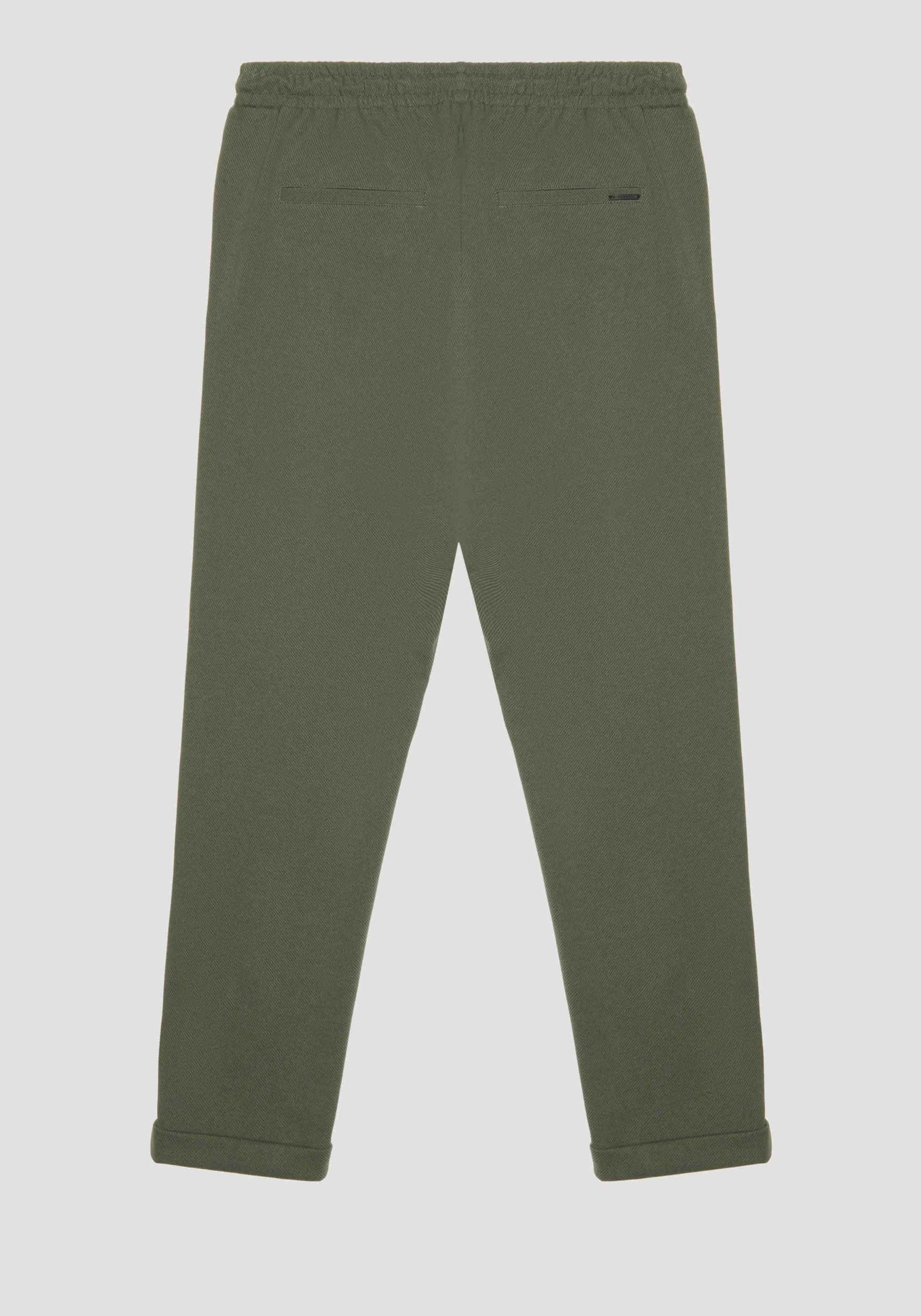 PANTALONES DE CORTE CARROT EN SARGA DE ALGODÓN ELÁSTICO CON PLACA LOGOTIPO