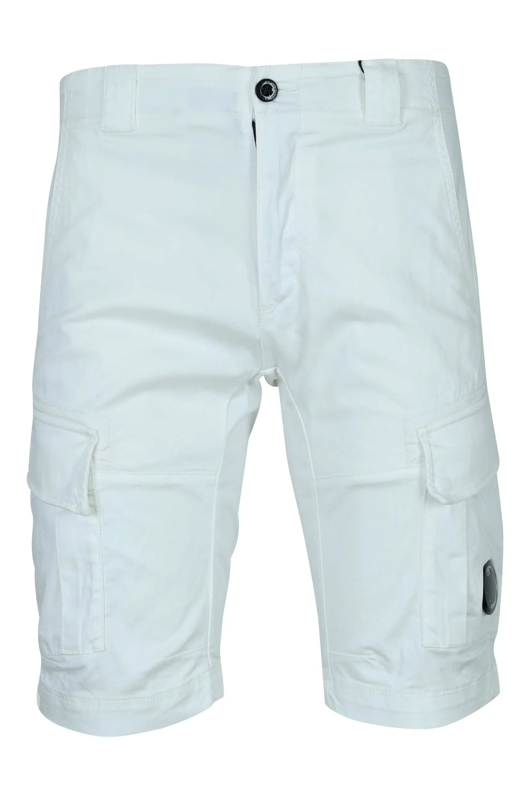 Pantalón corto blanco estilo cargo con minilogo lente