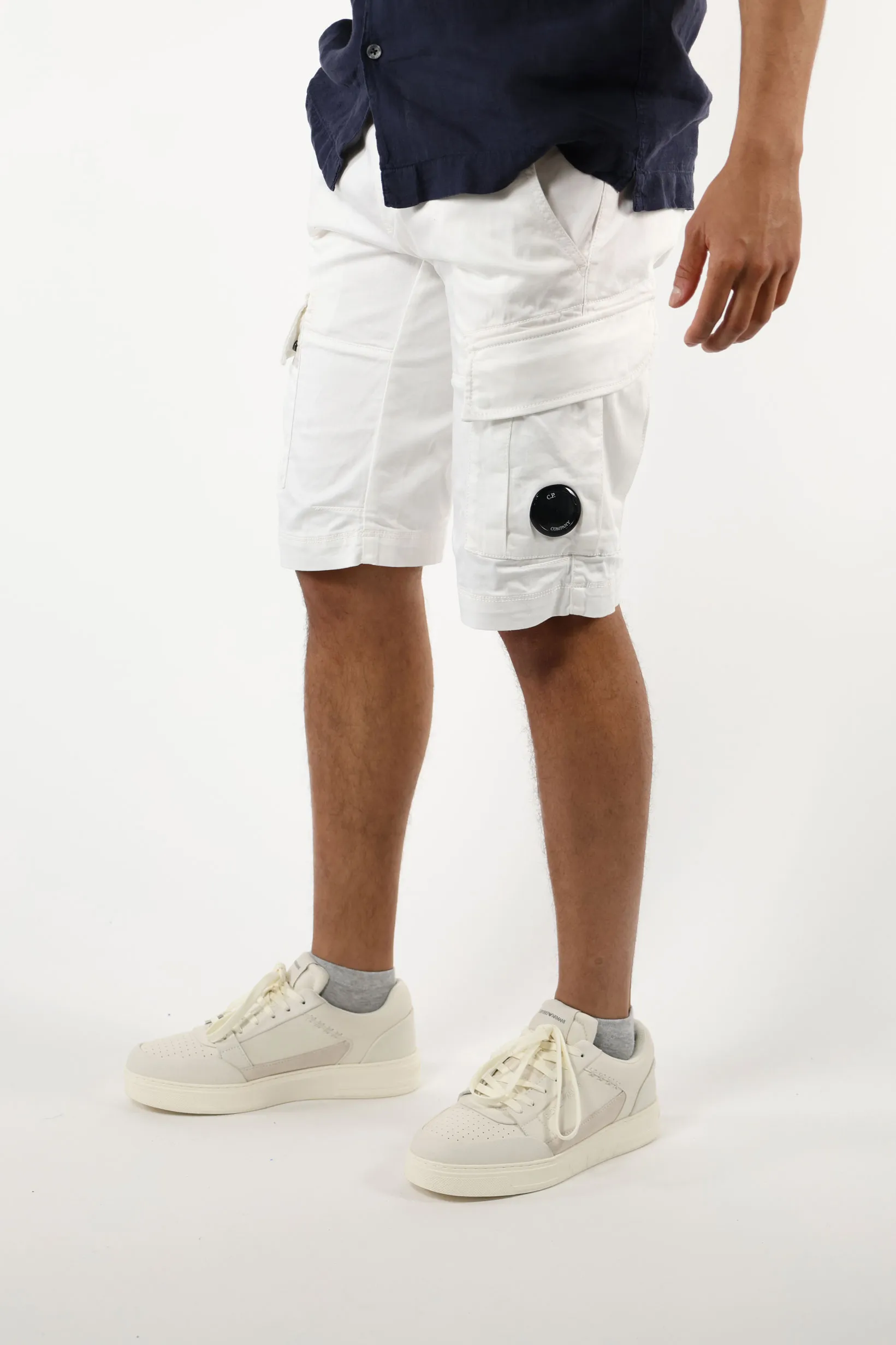 Pantalón corto blanco estilo cargo con minilogo lente