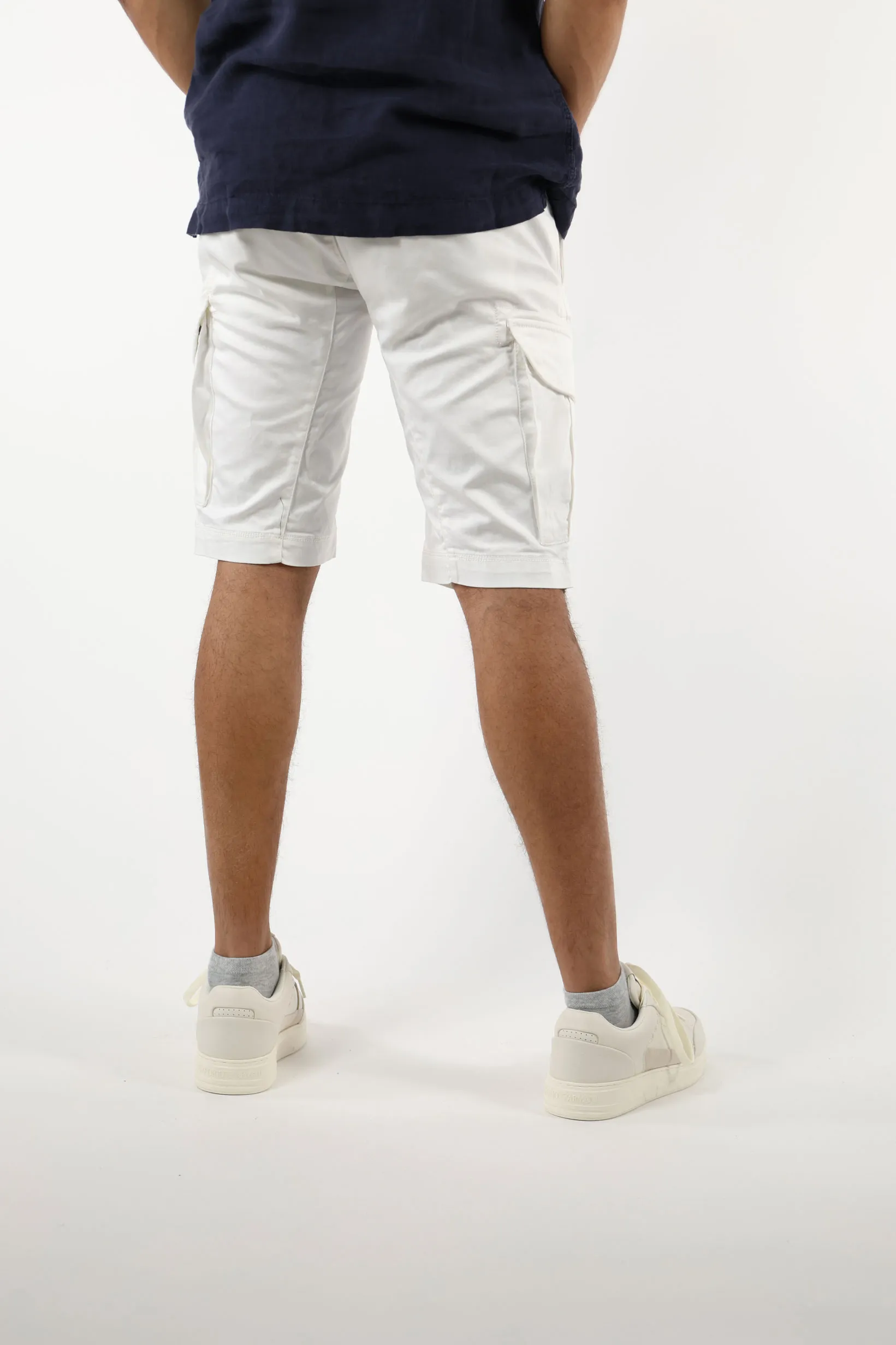 Pantalón corto blanco estilo cargo con minilogo lente