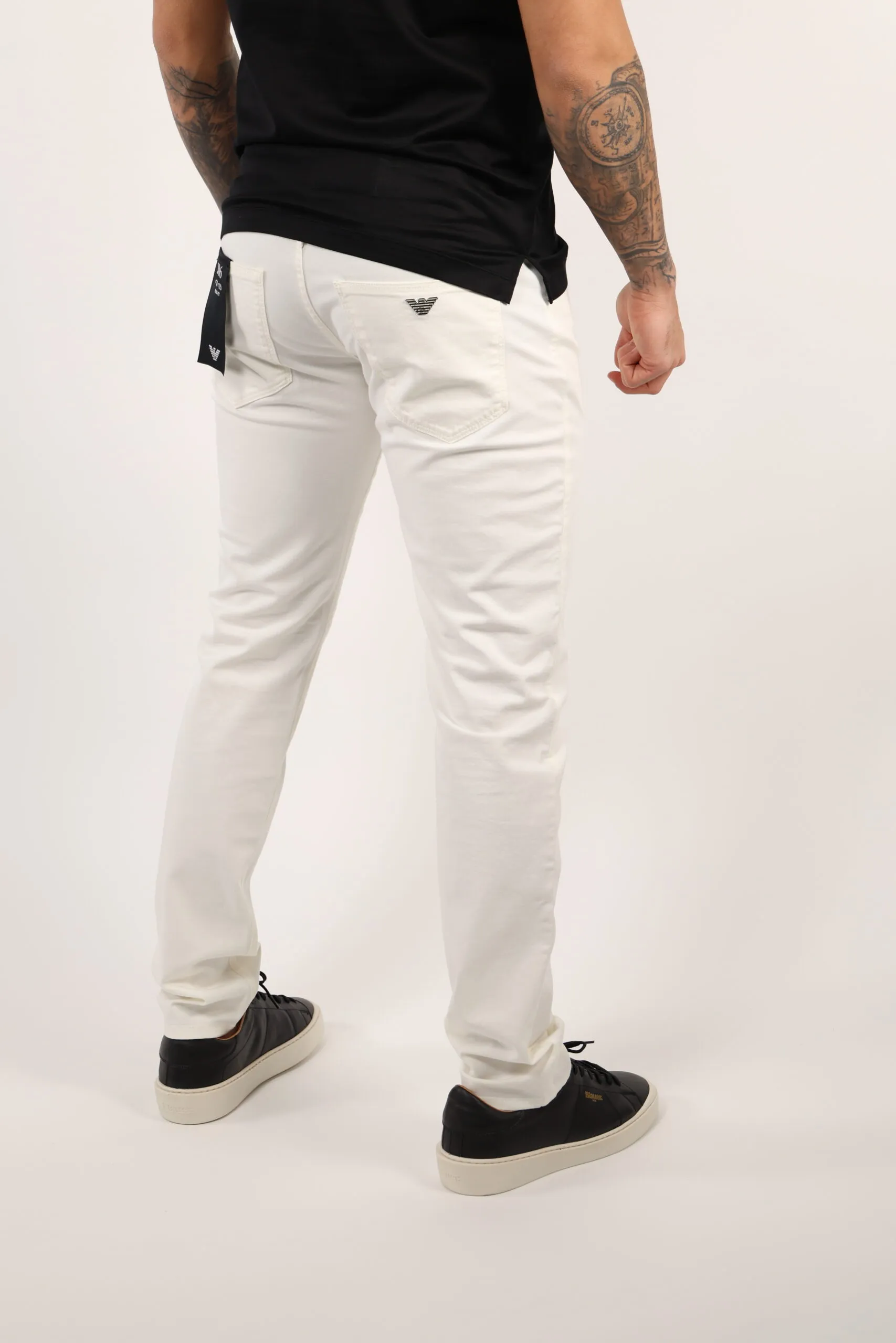 Pantalón vaquero blanco con minilogo águila en metal