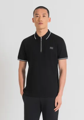 POLO REGULAR FIT DE PIQUÉ MERCERIZADO CON PLACA ENGOMADA Y LOGOTIPO METÁLICO