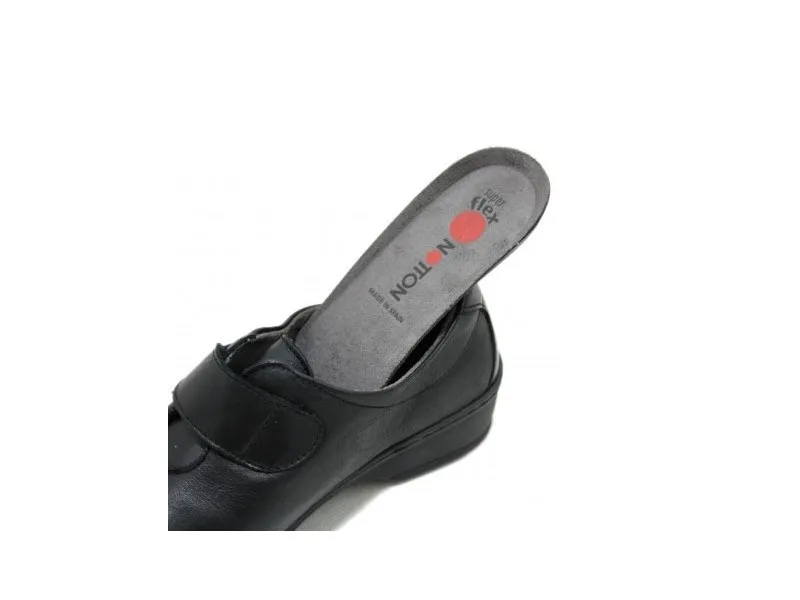 ZAPATO CON VELCRO DE ANCHO ESPECIAL 0961 NOTTON EN COLOR NEGRO